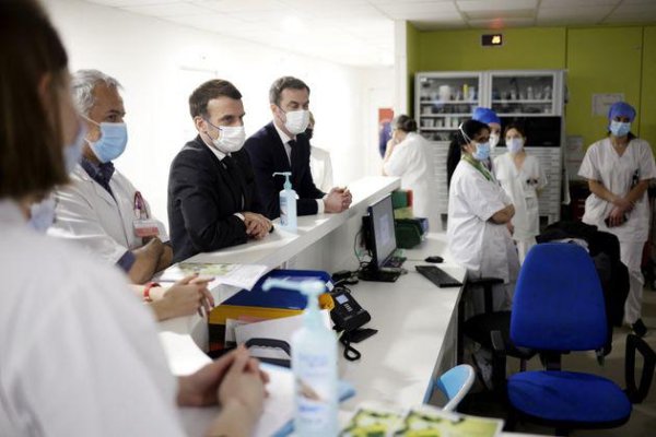 Macron à l'hôpital de Poissy : coup de comm' raté en pleine vague épidémique