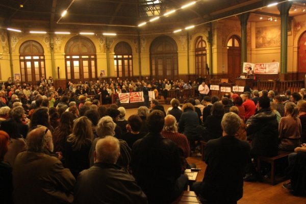 Plus de 400 personnes au meeting parisien contre l'état d'urgence