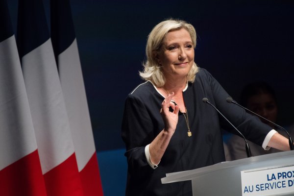 Marine Le Pen soutient le projet de loi homophobe de Orban