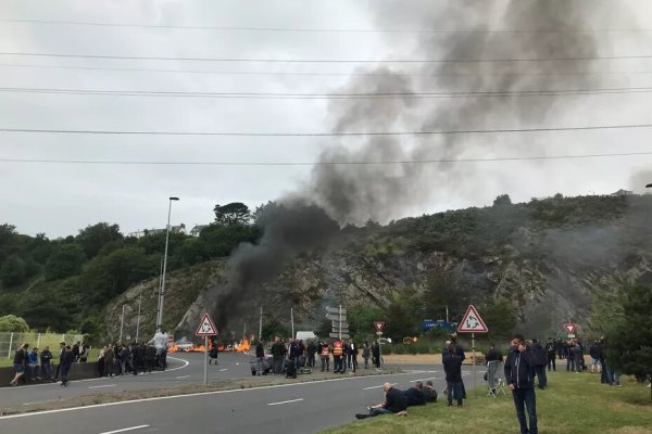 A Brest, les travailleurs bloquent le port pour défendre le droit à la "préretraite amiante"