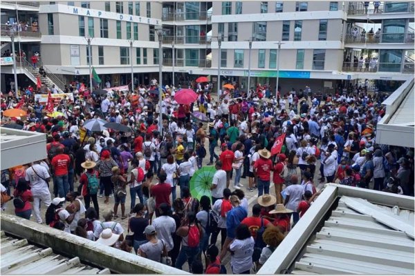 Martinique : les soignants mobilisés et en grève contre la gestion répressive de la crise