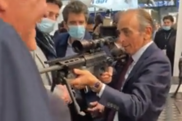 Zemmour braque des journalistes avec un sniper : une « blague » aux allures d'intimidation