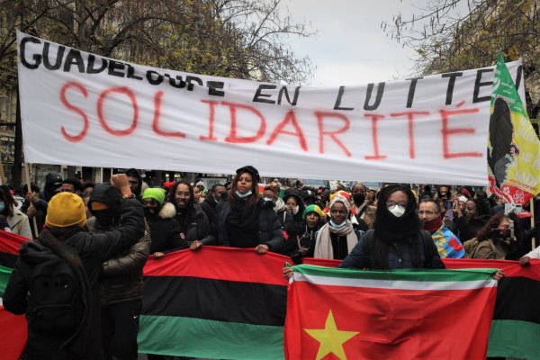 « Le peuple guadeloupéen se rebelle, ils ne sont pas seuls » : manifestation de solidarité à Paris