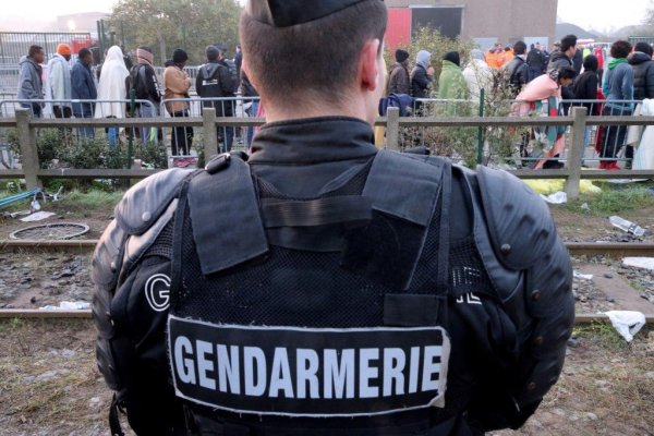 Démantèlement d'un camp de migrants à Calais : la police blesse trois migrants, des dizaines de tentes détruites