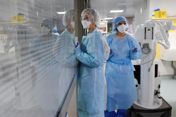 Hôpitaux saturés, tri des patients et personnel débordé : le gouvernement est responsable !