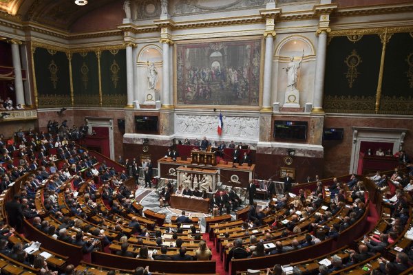 Sur fond d'abstention majoritaire, la NUPES en tête, Macron en difficulté
