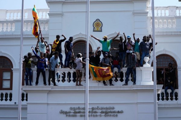 Sri Lanka. Fuite du Président, invasion de la maison du premier ministre : qu'ils dégagent tous !