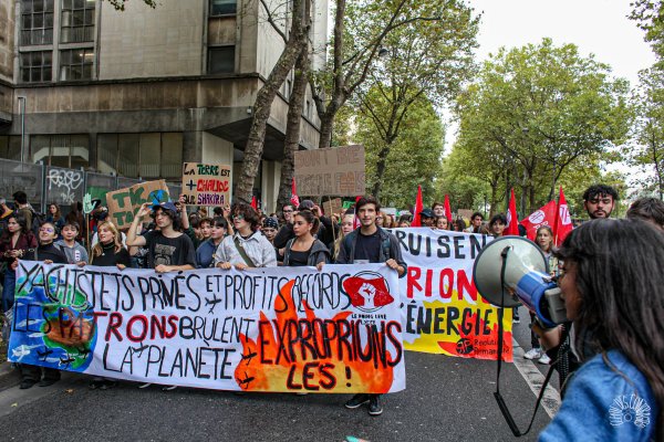 "Exproprions les grands patrons" : aux marches climats, le Poing Levé défend un programme révolutionnaire