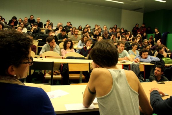 Plus de 120 personnes au meeting du collectif contre l'état d'urgence à l'université Paris 8