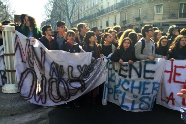 Paris. La police charge les lycéens mais la jeunesse tient le pavé !