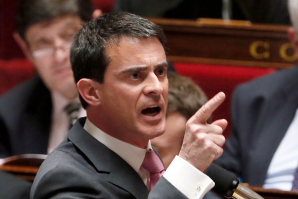 Valls défend le bilan du quinquennat et s'affiche comme l'homme providentiel de la gauche