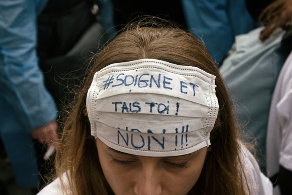 [Photo] "Soigne et tais-toi" : Infirmièr-e-s en colère