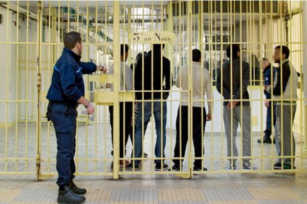 A Fresnes et dans les prisons en France : « on bouffe des rats et on mange des coups »