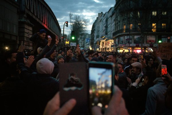 [Photo] Paris : 2 000 personnes en soutien à Théo. La police nasse la manifestation