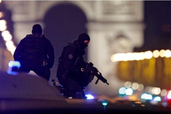 Attaque des Champs Elysée : attentat ou acte d'un « déséquilibré » isolé ?