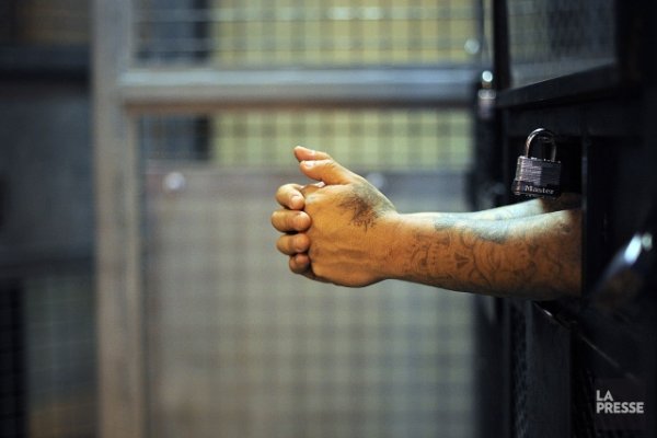 Violenté par les surveillants, un détenu est laissé nu dans une cellule à l'isolement