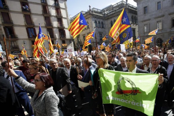 Plus de 700 maires défient Madrid pour le droit à l'autodetermination, l'État contre attaque