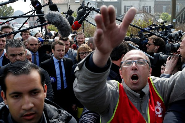 En visite à Amiens ce mardi 3 octobre, Macron est attendu de pied ferme par les travailleurs