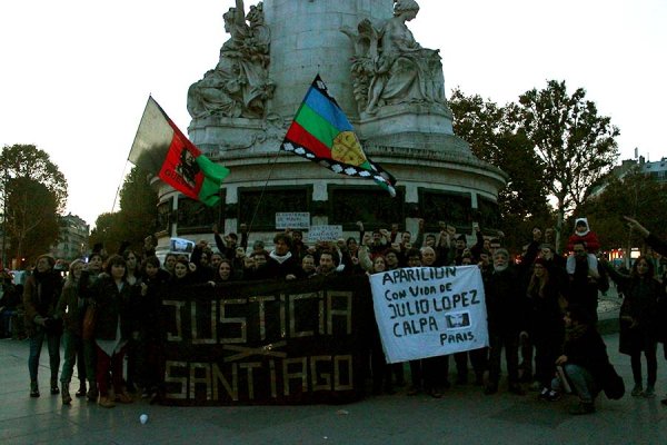 Une centaine de personnes exigent vérité et justice pour Santiago Maldonado à Paris 