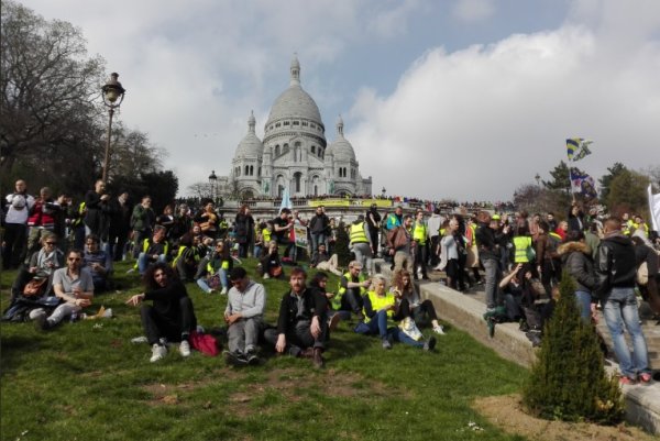 A Paris, des milliers de Gilets jaunes défendent leur droit à manifester malgré les intimidations du gouvernement