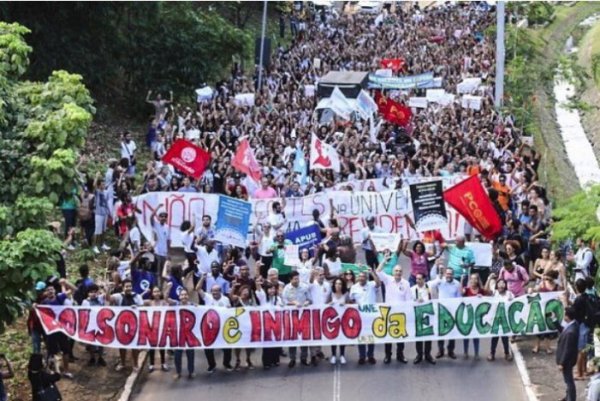 Brésil. Contre les coupes budgétaires de Bolsonaro, une mobilisation en défense de l'éducation