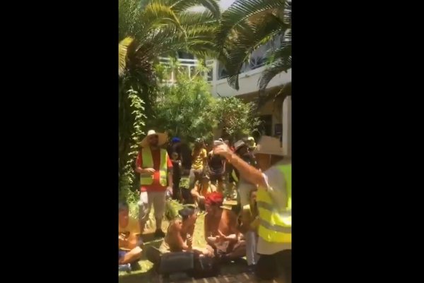 VIDEO. 5 décembre à la Réunion : « Bella Ciao » et Gilets jaunes contre la réforme des retraites !