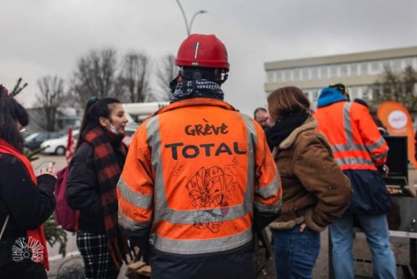 Première journée de mobilisation pour les salaires chez Total : de nombreuses raffineries en grève