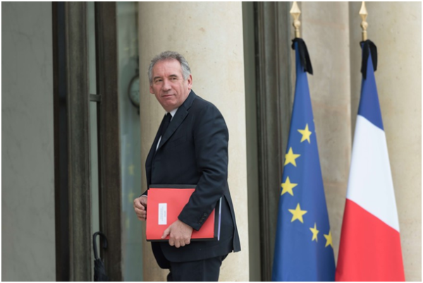 Emplois fictifs. Bayrou tente le coup de pression à Radio France pour calmer la polémique