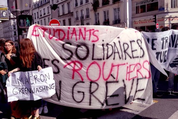 400 étudiants manifestent contre la venue de Macron à la Sorbonne 