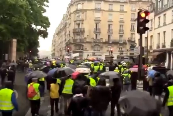 Acte 26 : A Paris, malgré la pluie, les Gilets jaunes contre la loi Blanquer, en soutien aux enseignants 