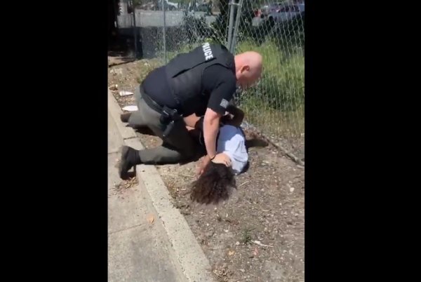 VIDEO. Etats-Unis : un policier tabasse violemment un jeune de 14 ans immobilisé au sol