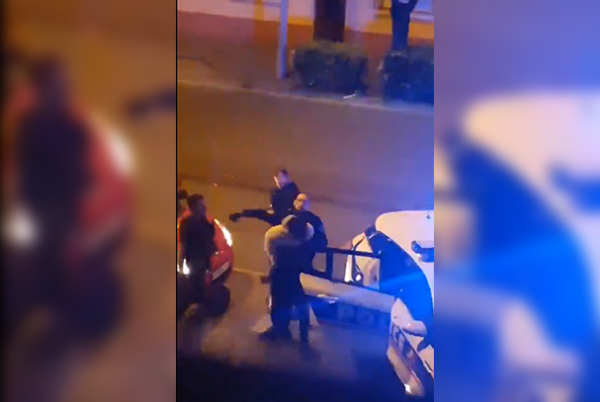 Un homme menotté se fait insulter, frapper et jeter au sol par des policiers à Neuilly