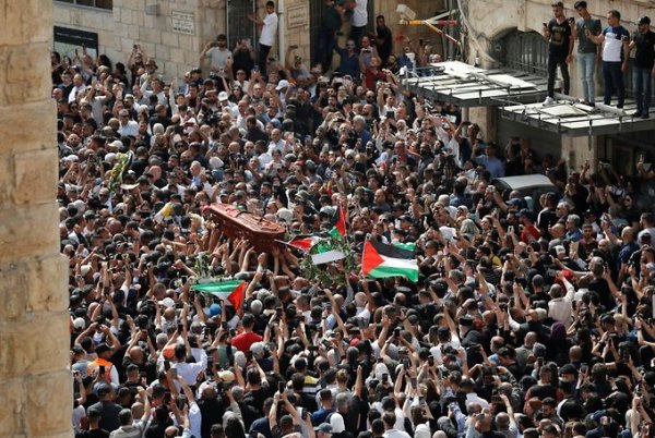 Après avoir réprimé les funérailles de Shireen Abu Akleh, Israël arrête un des porteurs du cercueil