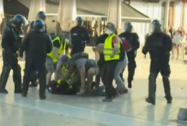 Des policiers déguisés en Gilets Jaunes, une nouvelle "stratégie" pour interpeller les manifestants