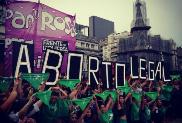 Des milliers de femmes manifestent à Buenos Aires pour réclamer la légalisation de l'avortement