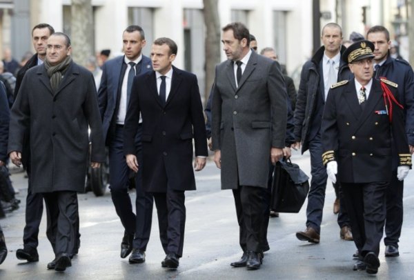 Macron et Philippe en appelle à « l'union sacrée » contre les gilets jaunes 