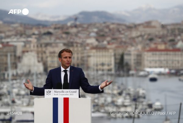 Mesures sécuritaires, effets d'annonce et mépris de classe : à Marseille, Macron prépare 2022