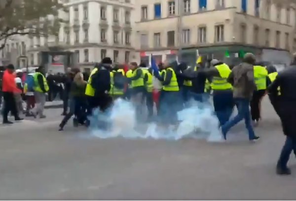 VIDEO. « Fachos cassez-vous » : à Lyon et Caen des Gilets Jaunes expulsent l'extrême-droite des cortèges