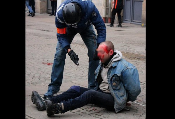  VIDEO. Nantes : la BAC écrase la tête d'un manifestant contre les pavés