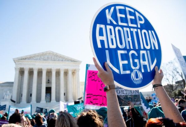 Nouvelle attaque contre les droits des femmes : après le Texas, l'Oklahoma interdit quasiment l'avortement