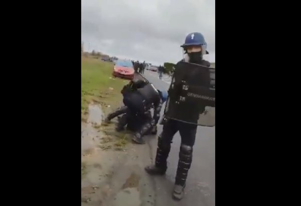 VIDEO. Acte 53 : Les gendarmes frappent la tête d'un manifestant contre le sol et le rouent de coups