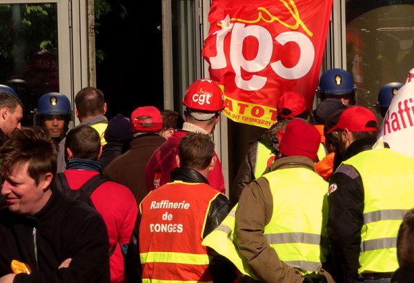 La « casse » de Valls pour briser la grève des raffineurs. Des piquets de grève pour l'auto-défense !