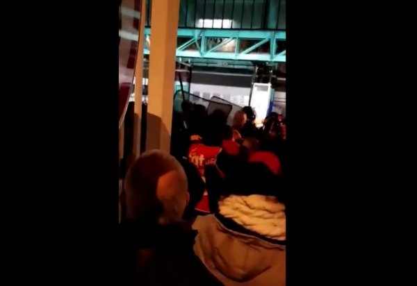 VIDEO. Asnières : la police tente de déloger soutiens et grévistes de la RATP à coup de matraque