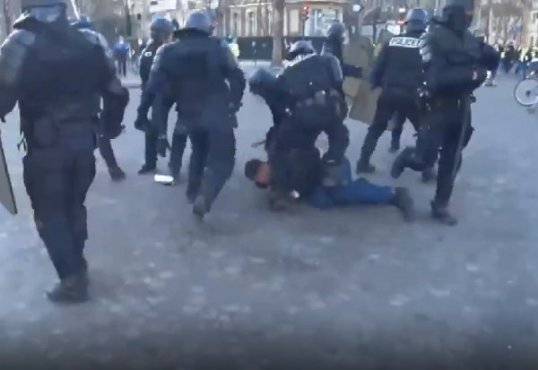 VIDEO. Paris. Un policier met un coup de pied dans le visage d'un manifestant maintenu à terre