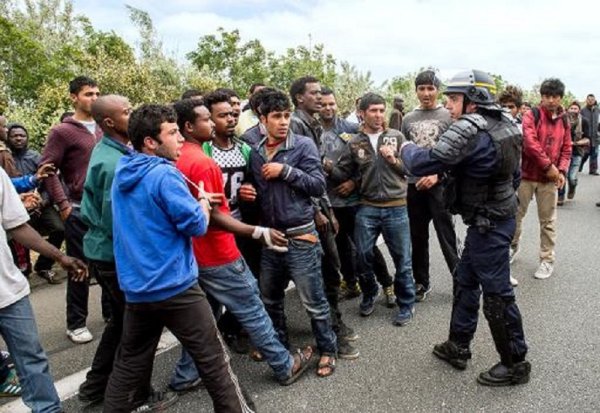 La France prête ses CRS pour matraquer les migrants en Grèce