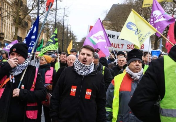 Mensonges et chantage à l'emploi : la direction cherche à casser la grève des Neuhauser