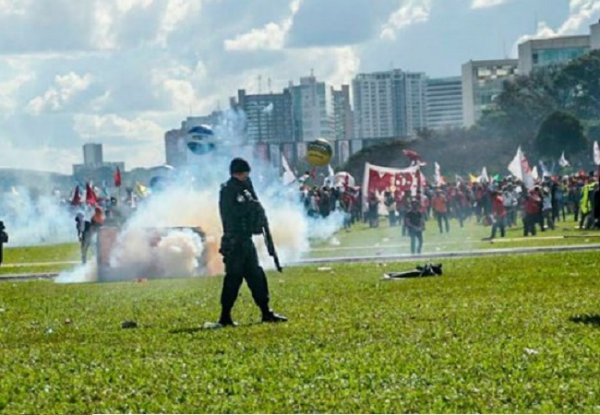 Brésil : Des dizaines de milliers de manifestants contre Temer réprimés par la police militaire 