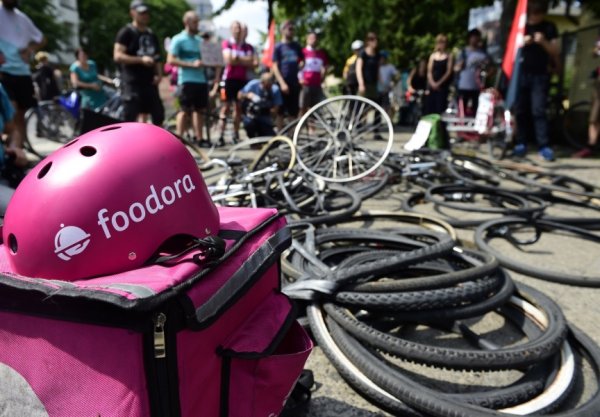 2000 livreurs à vélo sur la paille avec la chute de Foodora