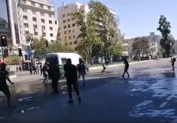 Vidéo. GRAVE. Au Chili, un manifestant est heurté à pleine vitesse par un fourgon de police, il est projeté à plusieurs mètres