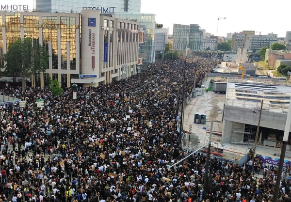 Historique ! 40 000 manifestants à Paris contre les violences policières 